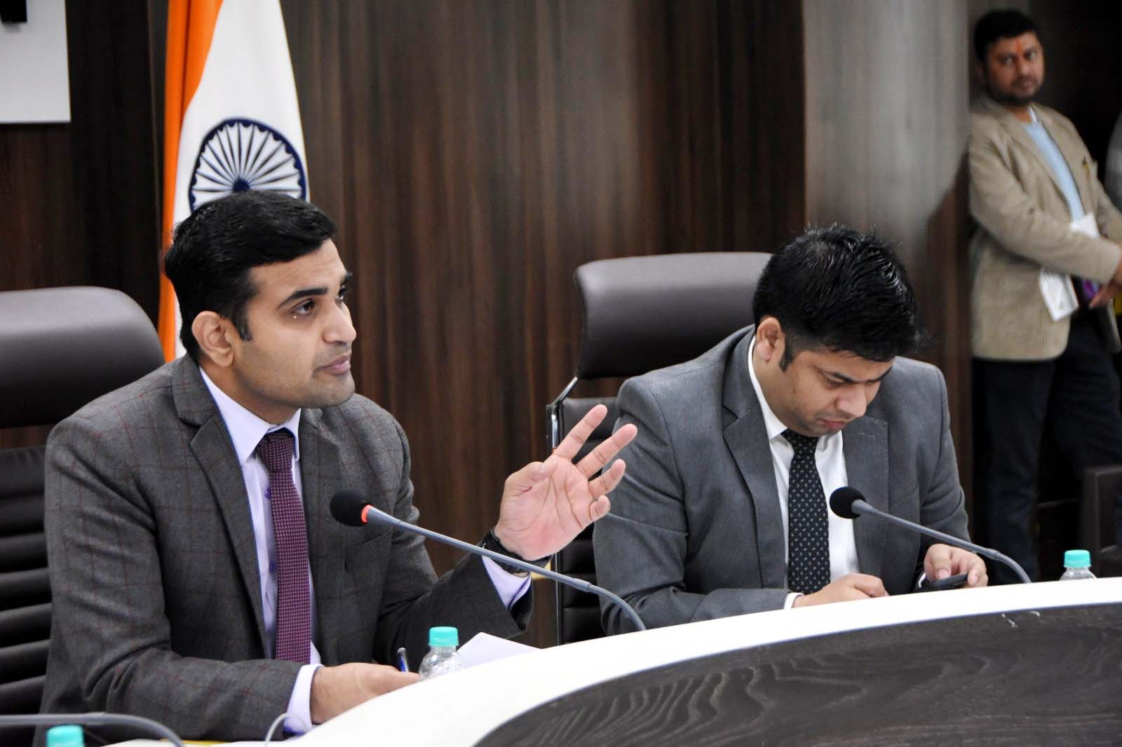 सूरजकुंड अंतरराष्ट्रीय क्राफ्ट मेले की तैयारियों के मद्देनजर अधिकारियों की बैठक लेते डीसी विक्रम सिंह। सूरजकुंड अंतरराष्ट्रीय क्राफ्ट मेले की तैयारियों के मद्देनजर अधिकारियों की बैठक लेते डीसी विक्रम सिंह।