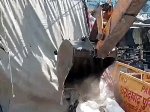 फरीदाबाद में अवैध अतिक्रमण हटाती जेसीबी फरीदाबाद में अवैध अतिक्रमण हटाती जेसीबी