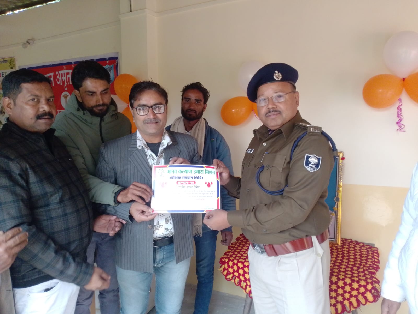 अररिया फोटो:एसपी रक्तदाताओं को प्रशस्ति पत्र देते अररिया फोटो:एसपी रक्तदाताओं को प्रशस्ति पत्र देते