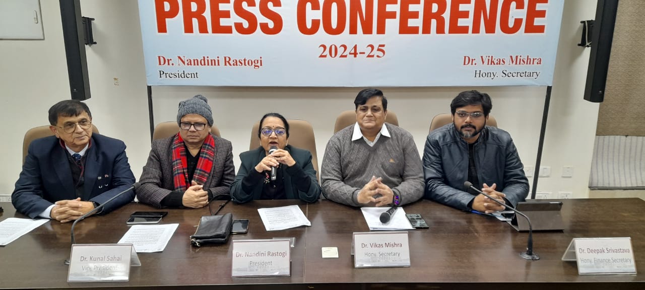 वायरस को लेकर जानकारी देते डॉक्टर वायरस को लेकर जानकारी देते डॉक्टर