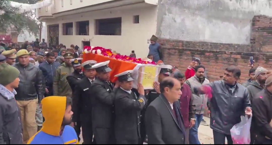 बलिदानी के पार्थिव शरीर को कंधा देते सेना के जवान बलिदानी के पार्थिव शरीर को कंधा देते सेना के जवान