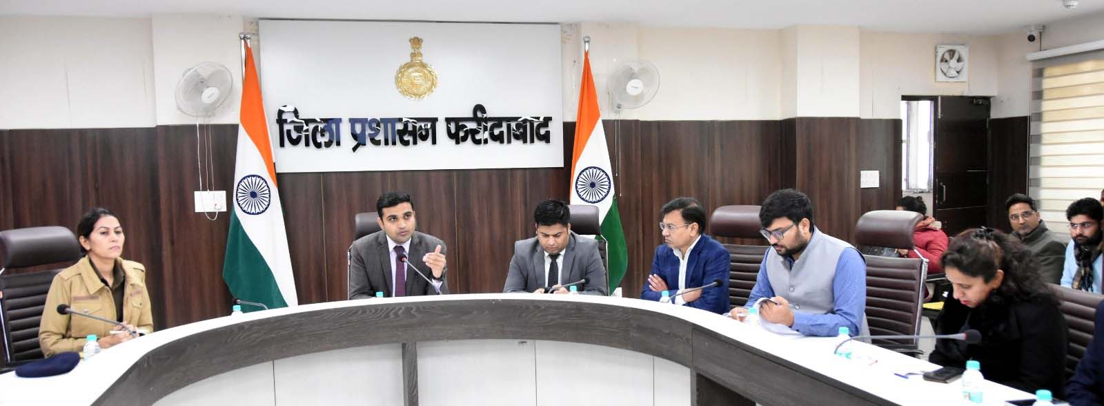 फरीदाबाद में बैठक लेते डीसी फरीदाबाद में बैठक लेते डीसी