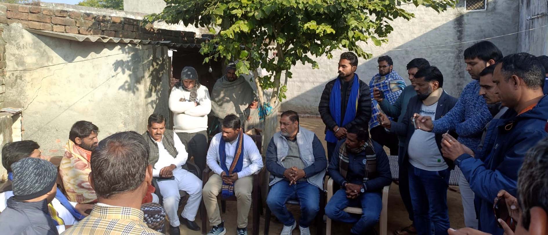 पीड़ित परिवार से मिलते भीम आर्मी के नेता। पीड़ित परिवार से मिलते भीम आर्मी के नेता।