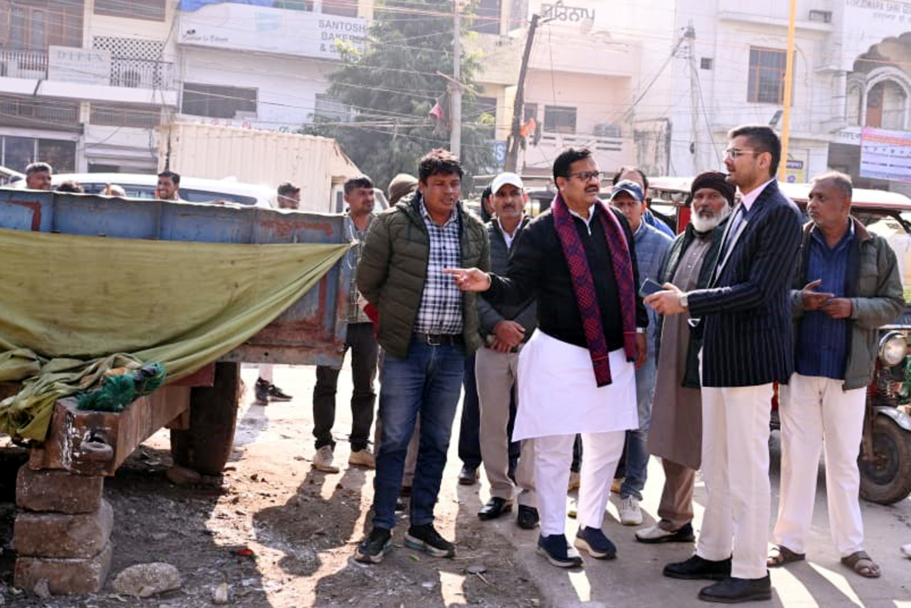 फोटो नंबर-01: गुरुग्राम में स्वच्छता का निरीक्षण करते स्वच्छ भारत मिशन हरियाणा के कार्यकारी उपाध्यक्ष सुभाष चंद्रा। फोटो नंबर-01: गुरुग्राम में स्वच्छता का निरीक्षण करते स्वच्छ भारत मिशन हरियाणा के कार्यकारी उपाध्यक्ष सुभाष चंद्रा।