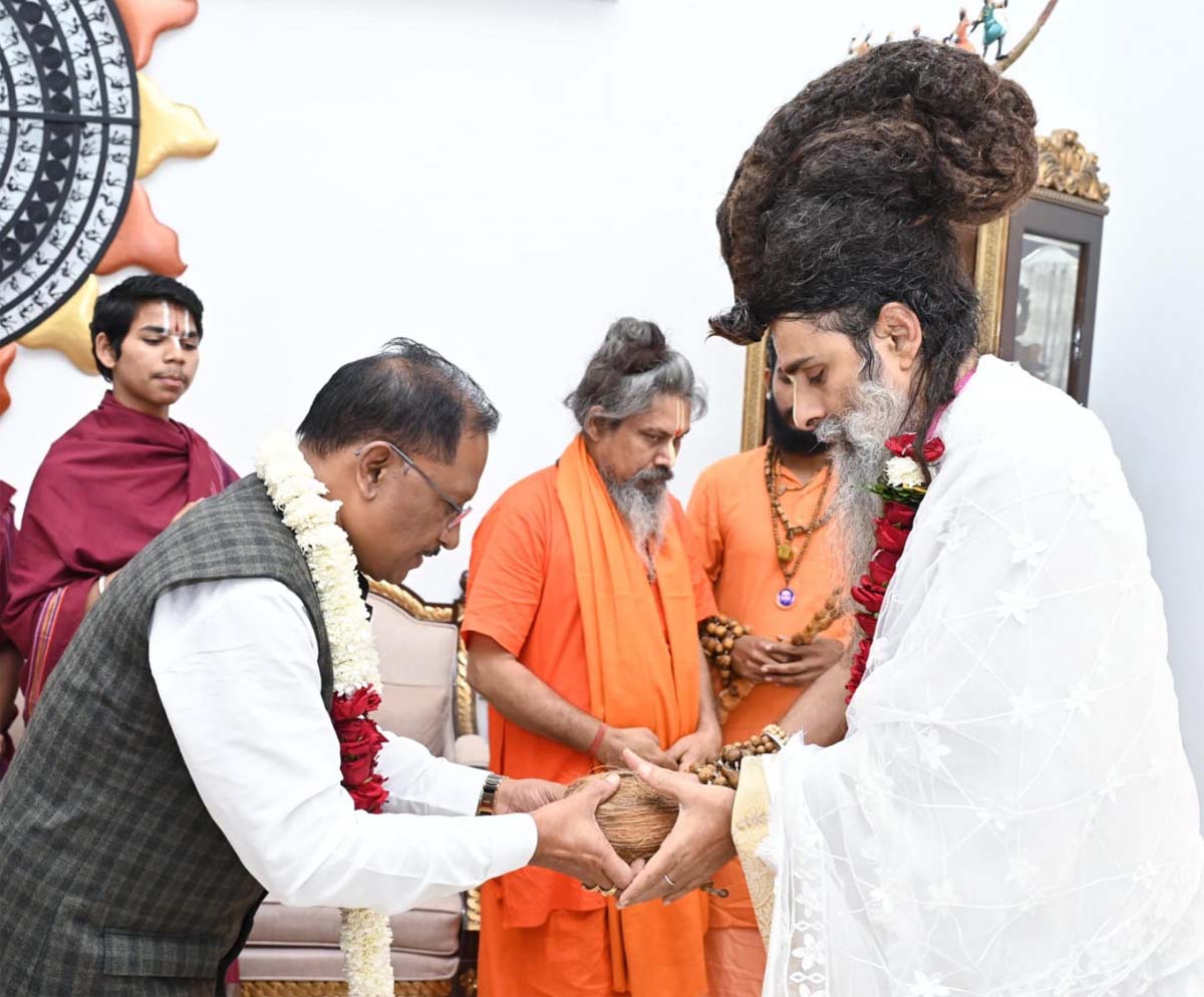 मुख्यमंत्री साय सद्गुरु ऋतेश्वर महाराज जी काे श्रीफल भेंट मुख्यमंत्री साय सद्गुरु ऋतेश्वर महाराज जी काे श्रीफल भेंट