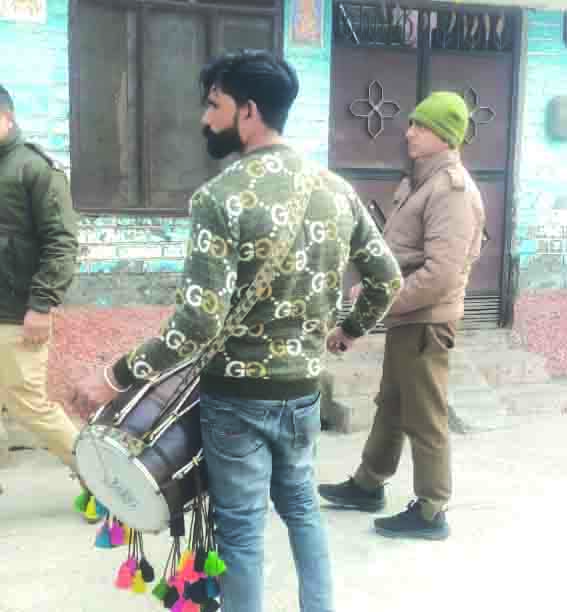 आरोपित के घर मुनादी कराते हुए आरोपित के घर मुनादी कराते हुए
