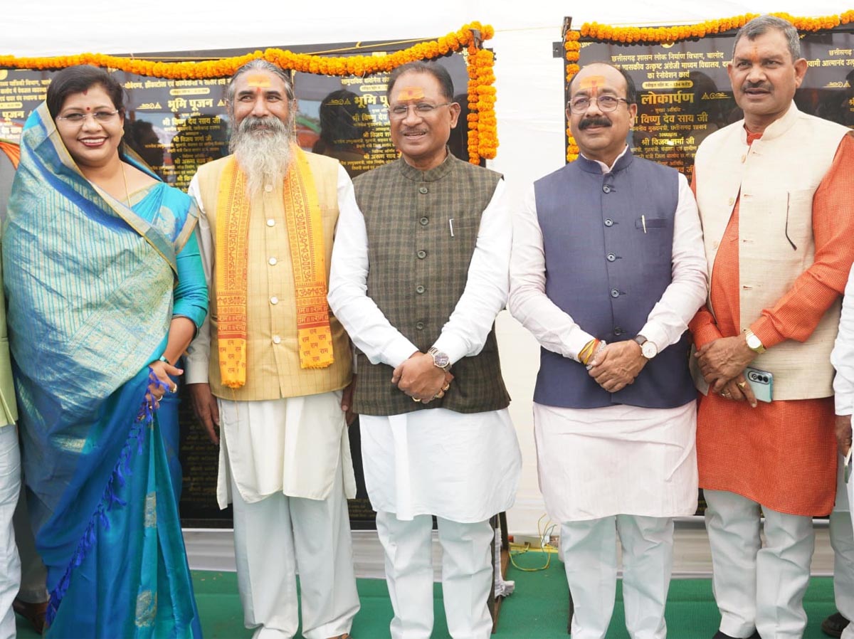 मुख्यमंत्री साय विकास कार्यों का लोकार्पण और भूमिपूजन करते मुख्यमंत्री साय विकास कार्यों का लोकार्पण और भूमिपूजन करते