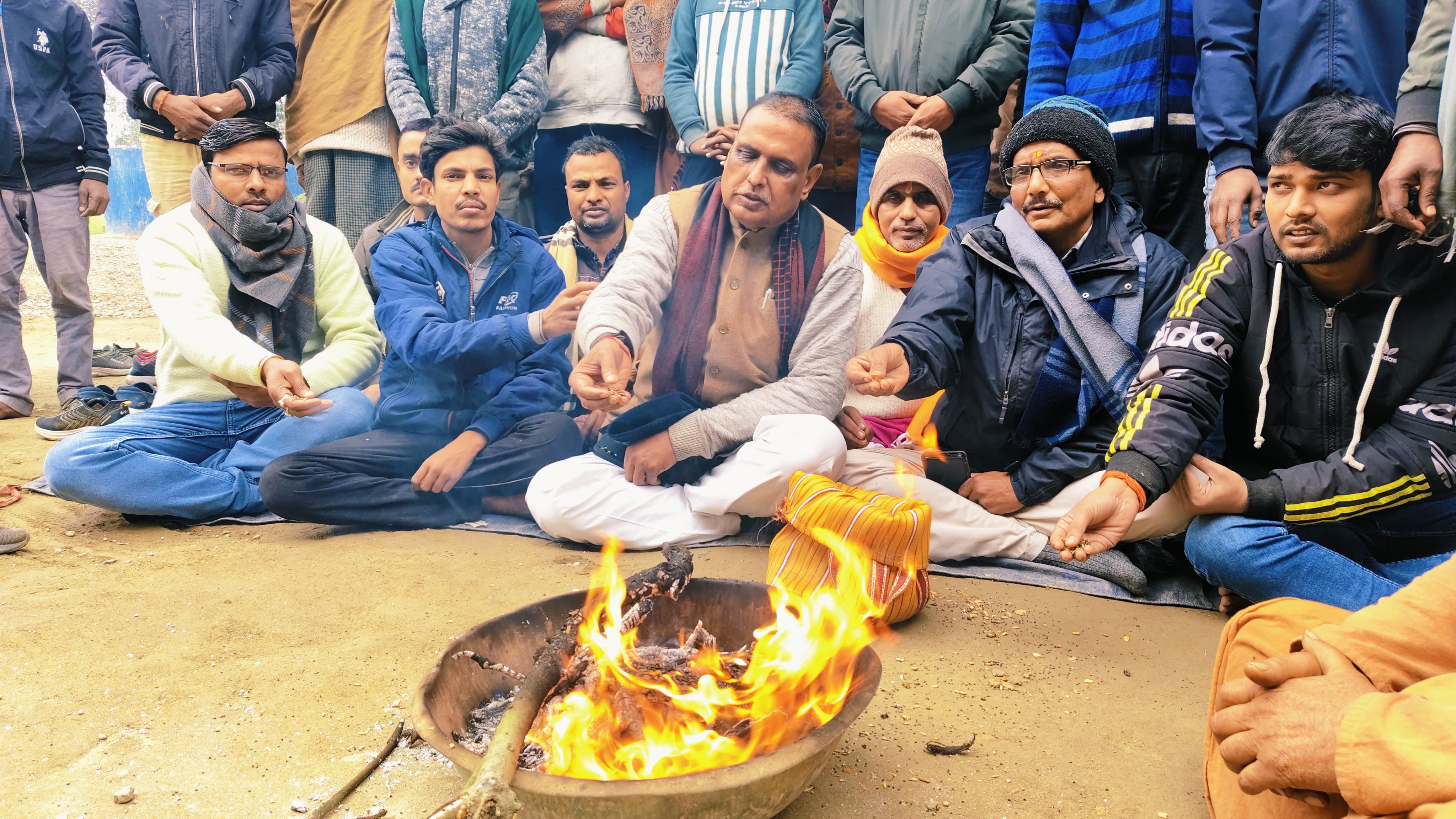 पीके के स्वास्थ्य लाभ के लिए हवन करते समर्थक पीके के स्वास्थ्य लाभ के लिए हवन करते समर्थक