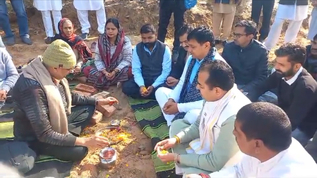 गांव पोलड़ में सरस्वती घाट का पूजा अर्चना कर शिलान्यास करते हुए धुम्मन सिंह किरमच गांव पोलड़ में सरस्वती घाट का पूजा अर्चना कर शिलान्यास करते हुए धुम्मन सिंह किरमच