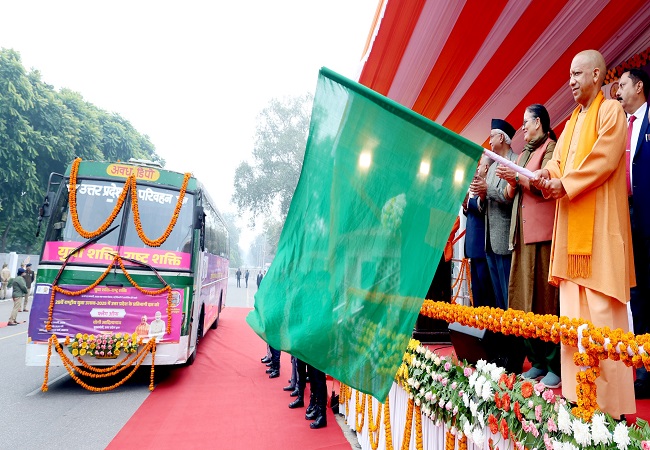 हरी झण्डी दिखाते मुख्यमंत्री योगी