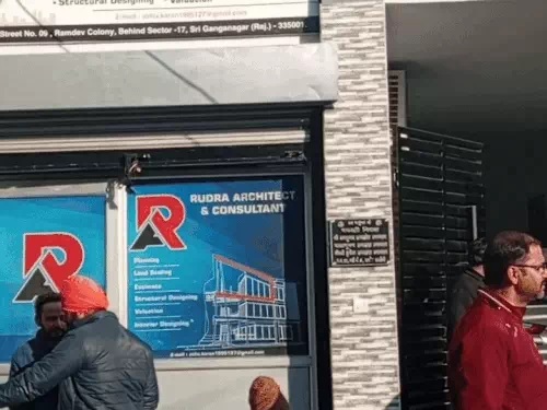 रुद्र के किडनैप की सूचना के बाद उसके घर के बाहर लोग जुट गए। रुद्र के किडनैप की सूचना के बाद उसके घर के बाहर लोग जुट गए।