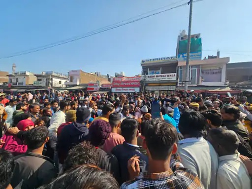घटनास्थल पर परिजनों ने शव रखकर प्रदर्शन किया। ऐसे में सैकड़ों लोगों की भीड़ इकट्ठा हो गई। घटनास्थल पर परिजनों ने शव रखकर प्रदर्शन किया। ऐसे में सैकड़ों लोगों की भीड़ इकट्ठा हो गई।