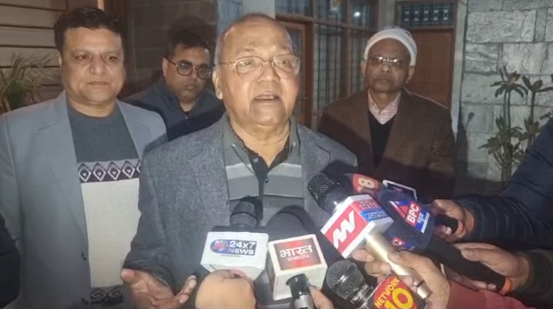 मीडिया से बात करते पीड़ित लोहा कारोबारी मीडिया से बात करते पीड़ित लोहा कारोबारी