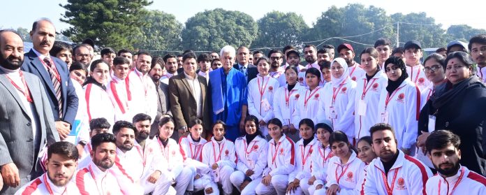 उपराज्यपाल ने जम्मू कश्मीर से 55 सदस्यीय युवा दल को हरी झंडी दिखाकर नई दिल्ली के लिए किया रवाना उपराज्यपाल ने जम्मू कश्मीर से 55 सदस्यीय युवा दल को हरी झंडी दिखाकर नई दिल्ली के लिए किया रवाना