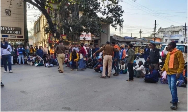 किसानों ने किया शहर के मुख्य मार्ग में चक्का जाम, धान बिक्री के एवज में उन्हें पूरी राशि या पर्याप्त राशि नहीं मिलने का लगाया आरोप किसानों ने किया शहर के मुख्य मार्ग में चक्का जाम, धान बिक्री के एवज में उन्हें पूरी राशि या पर्याप्त राशि नहीं मिलने का लगाया आरोप