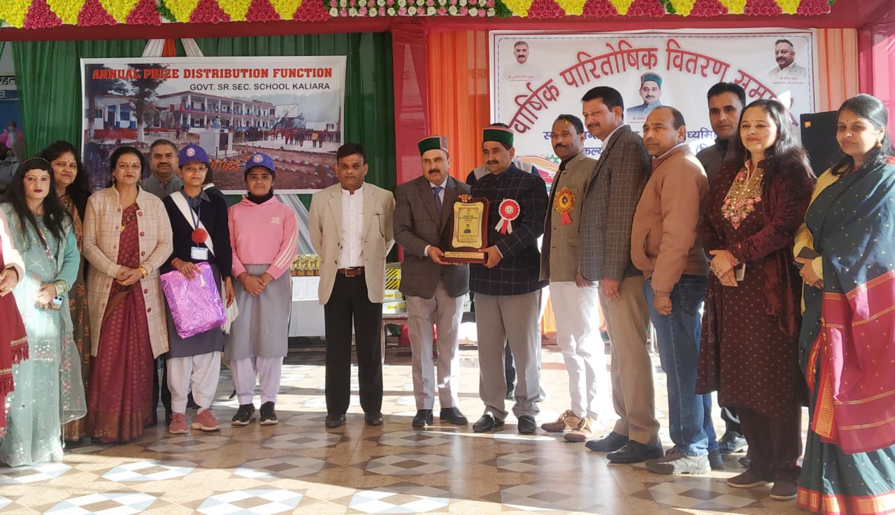 वार्षिक पारितोषिक वितरण समारोह के दौरान मुख्यातिथि को सम्मानित करते हुए स्कूल स्टाफ। वार्षिक पारितोषिक वितरण समारोह के दौरान मुख्यातिथि को सम्मानित करते हुए स्कूल स्टाफ।