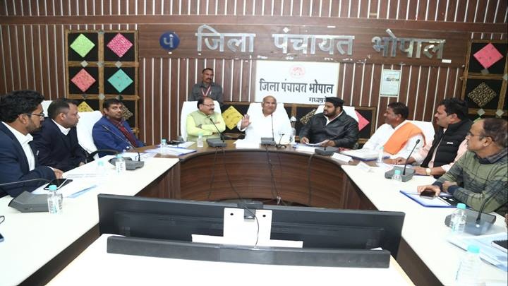 राजस्व अधिकारियों की बैठक राजस्व अधिकारियों की बैठक