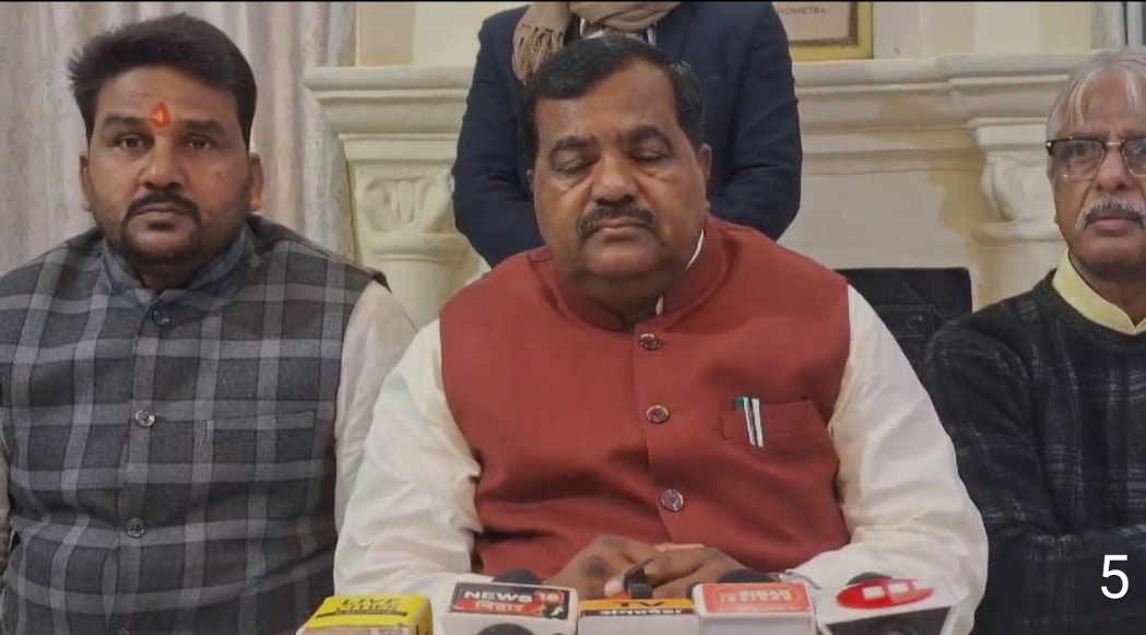संबोधित करते मंत्री संबोधित करते मंत्री