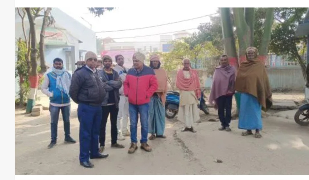 दुर्घटना के बाद जुटी भीङ दुर्घटना के बाद जुटी भीङ