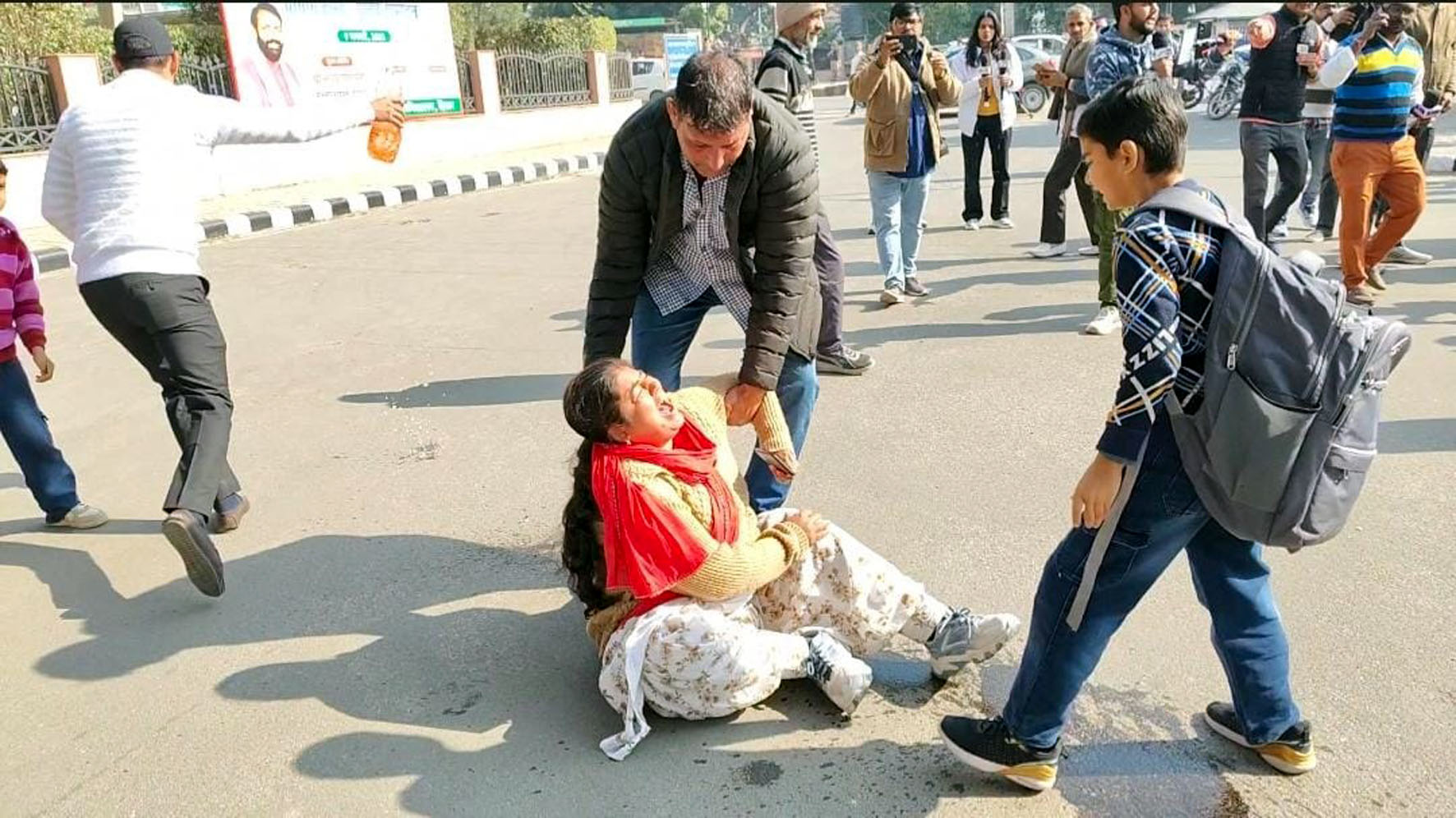 युवती की मां को दूसरी तरफ ले जाते कर्मचारी। युवती की मां को दूसरी तरफ ले जाते कर्मचारी।