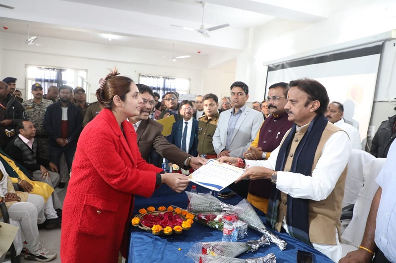 उत्कृष्ट कार्य करने वालों को सम्मानित करते हुए उप मुख्यमंत्री राजेन्द्र शुक्ल उत्कृष्ट कार्य करने वालों को सम्मानित करते हुए उप मुख्यमंत्री राजेन्द्र शुक्ल