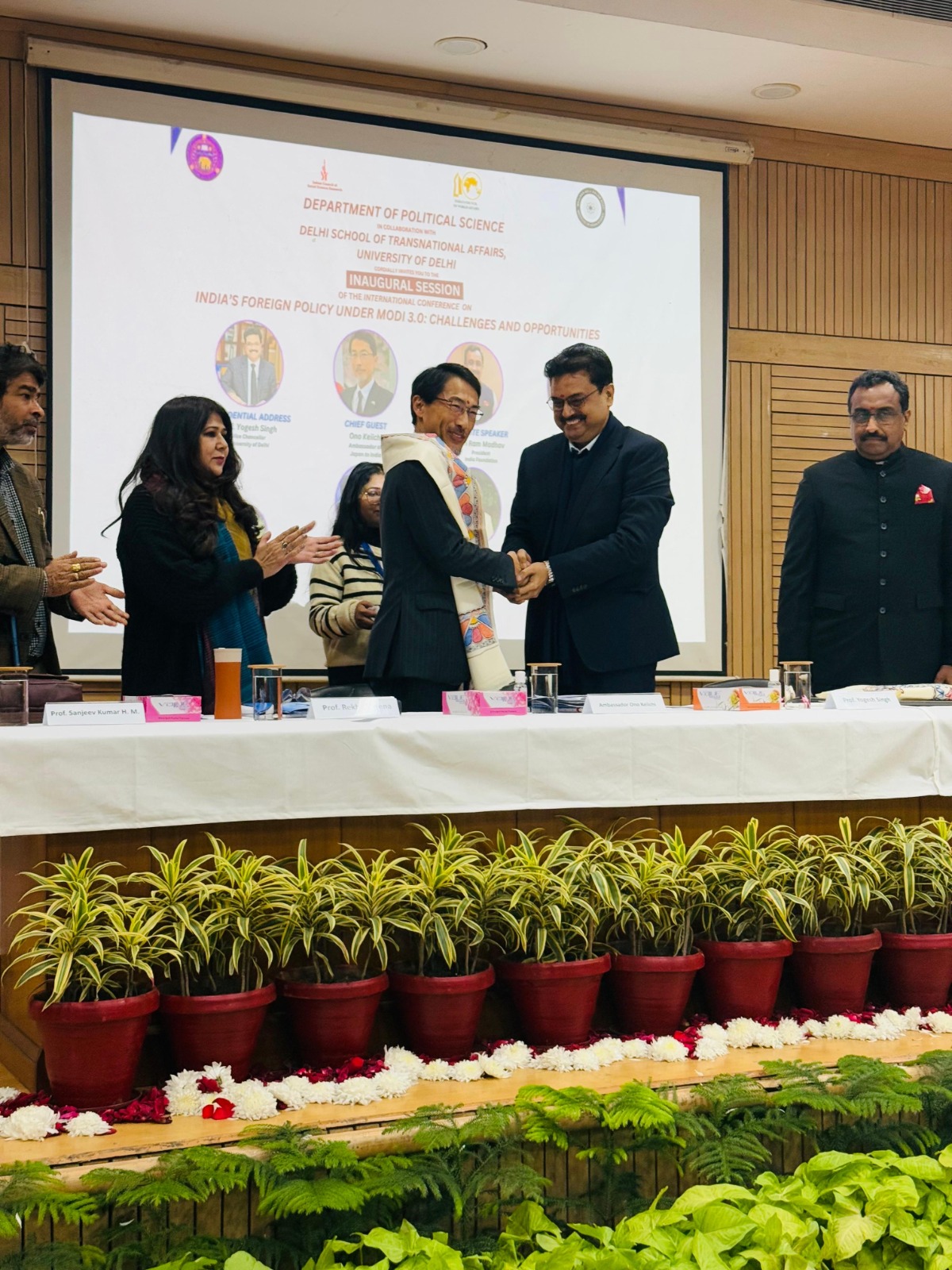 डीयू में आयोजित अंतरराष्ट्रीय कॉन्फ्रेंस में भारत में जापान के राजदूत ओनो कीची का स्वागत करते डीयू कुलपति प्रो. योगेश सिंह। साथ में राम माधव डीयू में आयोजित अंतरराष्ट्रीय कॉन्फ्रेंस में भारत में जापान के राजदूत ओनो कीची का स्वागत करते डीयू कुलपति प्रो. योगेश सिंह। साथ में राम माधव