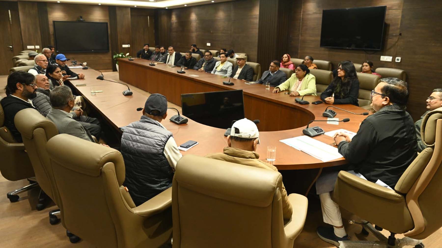 फोटो नंबर-04: गुरुग्राम में आरडब्ल्यूए, मार्केट एसोसिएशन व एनजीओ प्रतिनिधियों के साथ बैठक करते स्वच्छ भारत मिशन हरियाणा के कार्यकारी उपाध्यक्ष सुभाष चंद्रा। फोटो नंबर-04: गुरुग्राम में आरडब्ल्यूए, मार्केट एसोसिएशन व एनजीओ प्रतिनिधियों के साथ बैठक करते स्वच्छ भारत मिशन हरियाणा के कार्यकारी उपाध्यक्ष सुभाष चंद्रा।