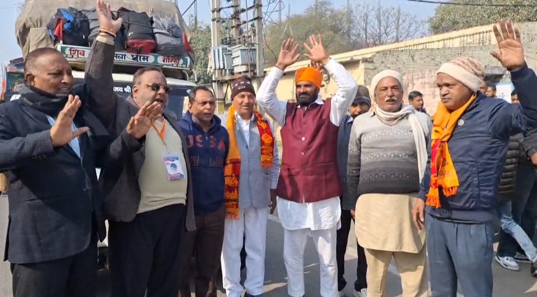 कुंभ में भंडारा लगाने के लिए भोजन सामग्री के साथ रवाना होते श्रद्धालु कुंभ में भंडारा लगाने के लिए भोजन सामग्री के साथ रवाना होते श्रद्धालु
