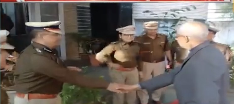 डीजीपी राजस्थान ने ली अजमेर रेंज के पुलिस अधिकारियों की बैठक अपराध पर नियंत्रण के लिए जनता को जागरूक होने की जरूरत— डीजीपी साहू अजमेर, 9 जनवरी (Udaipur Kiran) । राजस्थान के पुलिस प्रमुख डीजीपी उत्कल रंजन साहू ने कहा कि अपराध पर नियंत्रण के लिए जनता को जागरूक होने की जरूरत है। सरकार और पुलिस महकमा अपने स्तर पर जितना भी प्रयास लोगों को जागरूक करने में कर रहा है वह नाकाफी होते हुए निरंतर किए जा रहे हैं। जनता और पुलिस के बीच समन्वय निरंतर कायम है। जिससे ज्यादा से ज्यादा लोगों को सामाजिक स्तर पर जागरूक किया जा सके। डीजीपी ने कहा कि पुलिस महकमे के स्तर पर अपराध पर नियंत्रण के लिए सभी जरूरी कदम उठाए जा रहे हैं बावजूद जिस तरह से अपराध और अपराधियों को तकनीकी सहयोग के जरिए नए नए रास्ते मिल रहे हैं ऐसे में पुलिस को तो प्रशिक्षण दिया ही जा रहा है। तकनीकी साधनों का जिस भी तरह से इस्तेमाल हो सकता है अपराध पर नियंत्रण के लिए उपलब्ध कराए जा रहे हैं । उन्होंने कहा कि वे मानते हैं कि तमाम प्रयासों के बाद भी साइबर क्राइम में लोगों को ठगा जा रहा है। इसी लिए जनता को जागरूक होना चाहिए। डीजीपी ने कहा कि प्रधानमंत्री नरेन्द्र मोदी ने भी मन की बात में यह कहा कि डिजीटल अरेस्ट हो ही नहीं सकता फिर भी हो रहा है। ऐसे में जनता को जागरूक होने की महती जरूरत है। उन्होंने कहा कि पुलिस अधिकारियों के साथ बातचीत कर प्रदेश में अपराधियों पर अंकुश और अपराध पर नियंत्रण के लिए सभी कदम उठाए जा रहें। डीजीपी का यहां आरपीएससी में किसी बैठक के सिलसिल में आए थे। इस बीच ही उन्हें आईजी आॅफिस में पुलिस अधिकारियों ने स्वागत किया। इस मौके पर आईजी ओम प्रकाश, एसपी वंदिता राणा सहित अन्य अधिकारी मौजूद थे। (Udaipur Kiran) /संतोष डीजीपी राजस्थान ने ली अजमेर रेंज के पुलिस अधिकारियों की बैठक अपराध पर नियंत्रण के लिए जनता को जागरूक होने की जरूरत— डीजीपी साहू अजमेर, 9 जनवरी (Udaipur Kiran) । राजस्थान के पुलिस प्रमुख डीजीपी उत्कल रंजन साहू ने कहा कि अपराध पर नियंत्रण के लिए जनता को जागरूक होने की जरूरत है। सरकार और पुलिस महकमा अपने स्तर पर जितना भी प्रयास लोगों को जागरूक करने में कर रहा है वह नाकाफी होते हुए निरंतर किए जा रहे हैं। जनता और पुलिस के बीच समन्वय निरंतर कायम है। जिससे ज्यादा से ज्यादा लोगों को सामाजिक स्तर पर जागरूक किया जा सके। डीजीपी ने कहा कि पुलिस महकमे के स्तर पर अपराध पर नियंत्रण के लिए सभी जरूरी कदम उठाए जा रहे हैं बावजूद जिस तरह से अपराध और अपराधियों को तकनीकी सहयोग के जरिए नए नए रास्ते मिल रहे हैं ऐसे में पुलिस को तो प्रशिक्षण दिया ही जा रहा है। तकनीकी साधनों का जिस भी तरह से इस्तेमाल हो सकता है अपराध पर नियंत्रण के लिए उपलब्ध कराए जा रहे हैं । उन्होंने कहा कि वे मानते हैं कि तमाम प्रयासों के बाद भी साइबर क्राइम में लोगों को ठगा जा रहा है। इसी लिए जनता को जागरूक होना चाहिए। डीजीपी ने कहा कि प्रधानमंत्री नरेन्द्र मोदी ने भी मन की बात में यह कहा कि डिजीटल अरेस्ट हो ही नहीं सकता फिर भी हो रहा है। ऐसे में जनता को जागरूक होने की महती जरूरत है। उन्होंने कहा कि पुलिस अधिकारियों के साथ बातचीत कर प्रदेश में अपराधियों पर अंकुश और अपराध पर नियंत्रण के लिए सभी कदम उठाए जा रहें। डीजीपी का यहां आरपीएससी में किसी बैठक के सिलसिल में आए थे। इस बीच ही उन्हें आईजी आॅफिस में पुलिस अधिकारियों ने स्वागत किया। इस मौके पर आईजी ओम प्रकाश, एसपी वंदिता राणा सहित अन्य अधिकारी मौजूद थे। (Udaipur Kiran) /संतोष