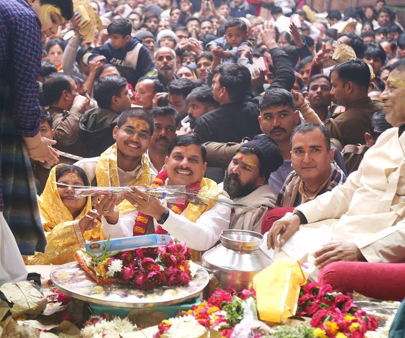 मुख्यमंत्री डॉ. यादव ने परिवार के साथ किए श्रीकृष्ण जन्मभूमि और श्री बांके बिहारी मंदिर में दर्शन