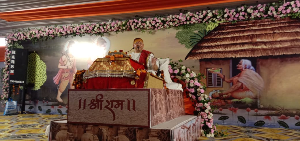 पुरानी मंडी में कथा सुनाते हुए प्रवचनकर्ता पंडित अतुलकृष्ण भारद्वाज।