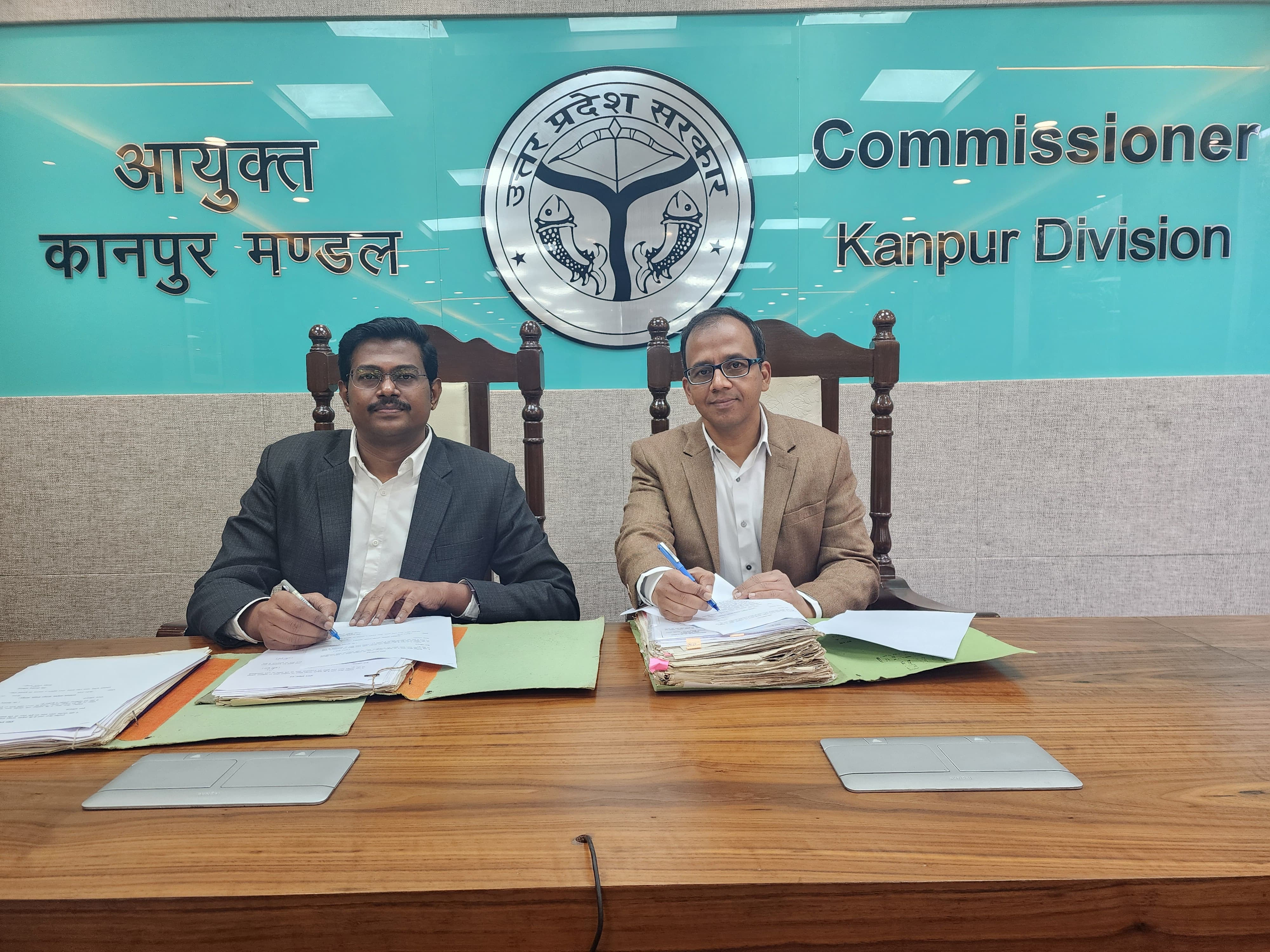 बाएं नवागंतुक मंडलायुक्त पूर्व मण्डलायुक्त दाएं बाएं नवागंतुक मंडलायुक्त पूर्व मण्डलायुक्त दाएं