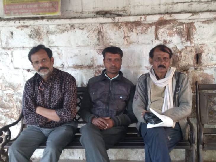 शव का इंतजार करते परिजन शव का इंतजार करते परिजन