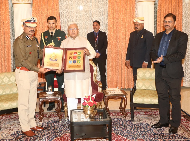राज्यपाल मंगुभाई पटेल को प्रशिक्षु सहायक कमांडेंट्स के स्मृति चिह्न भेंट किया राज्यपाल मंगुभाई पटेल को प्रशिक्षु सहायक कमांडेंट्स के स्मृति चिह्न भेंट किया