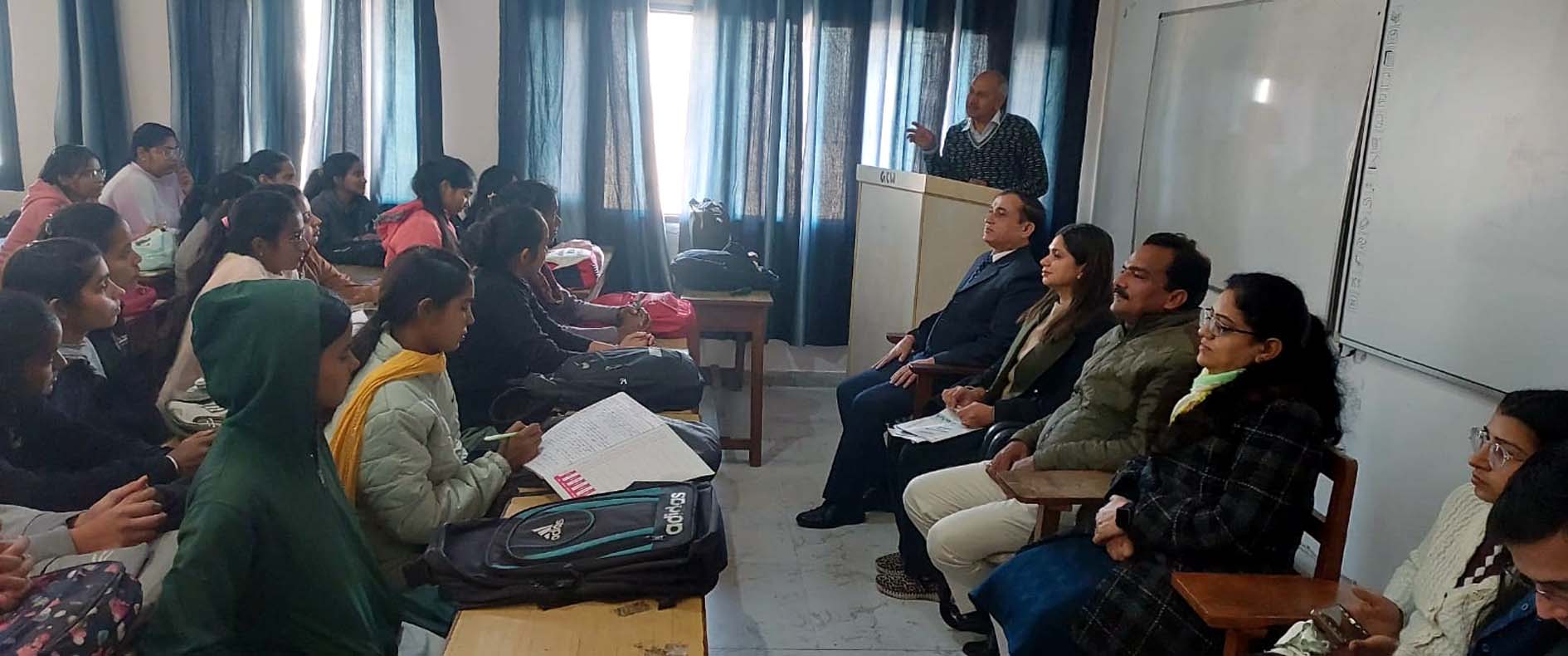 विस्तार व्याख्यान में उपस्थित प्राचार्य, मुख्य वक्ता व अन्य स्टाफ सदस्य। विस्तार व्याख्यान में उपस्थित प्राचार्य, मुख्य वक्ता व अन्य स्टाफ सदस्य।