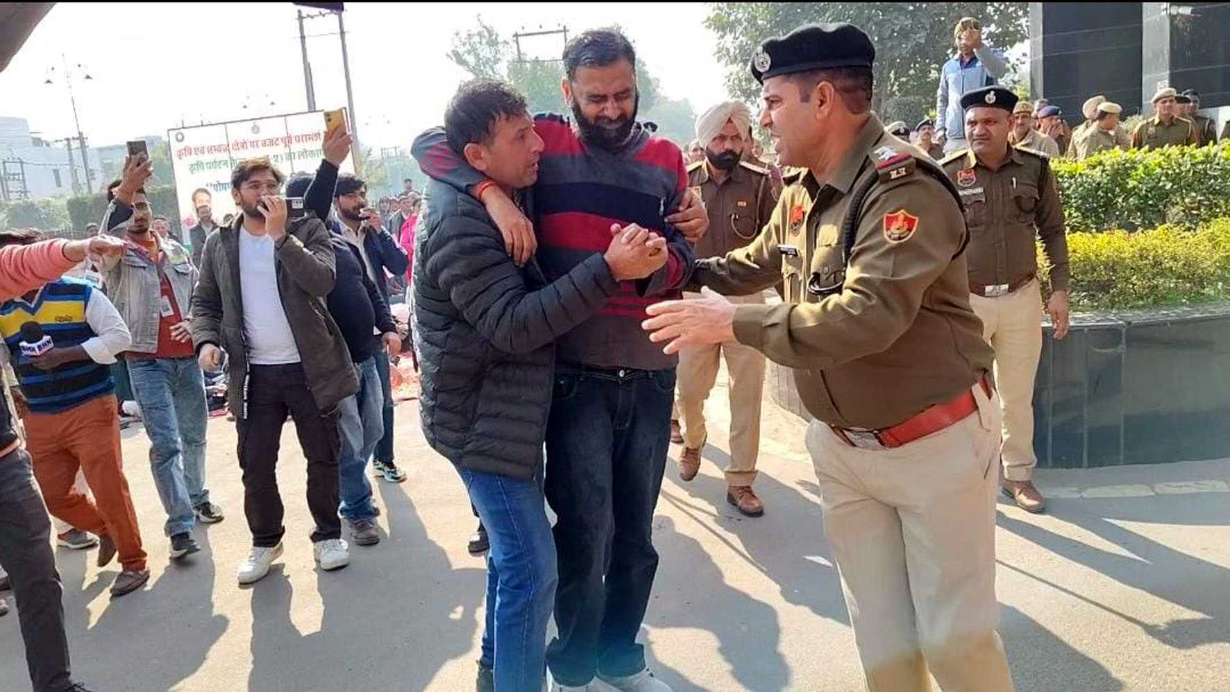 आत्मदाह का प्रयास करते युवती का पिता व उसके रोकते पुलिस कर्मचारी। आत्मदाह का प्रयास करते युवती का पिता व उसके रोकते पुलिस कर्मचारी।