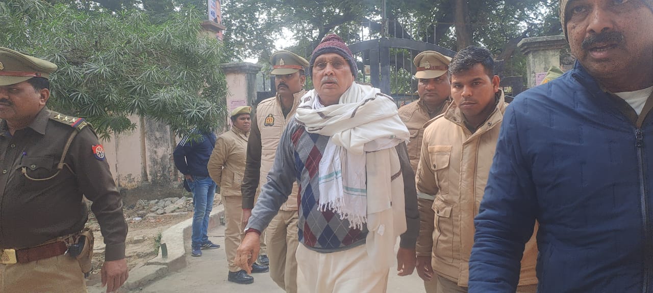 कोर्ट से बाहर निकलते सपा विधायक रमाकांत यादव कोर्ट से बाहर निकलते सपा विधायक रमाकांत यादव