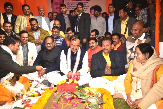 पूजन करते केशव प्रसाद मौर्य पूजन करते केशव प्रसाद मौर्य