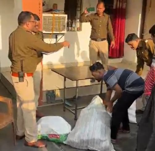 छापे के दौरान गांजा जब्त करती पुलिस छापे के दौरान गांजा जब्त करती पुलिस
