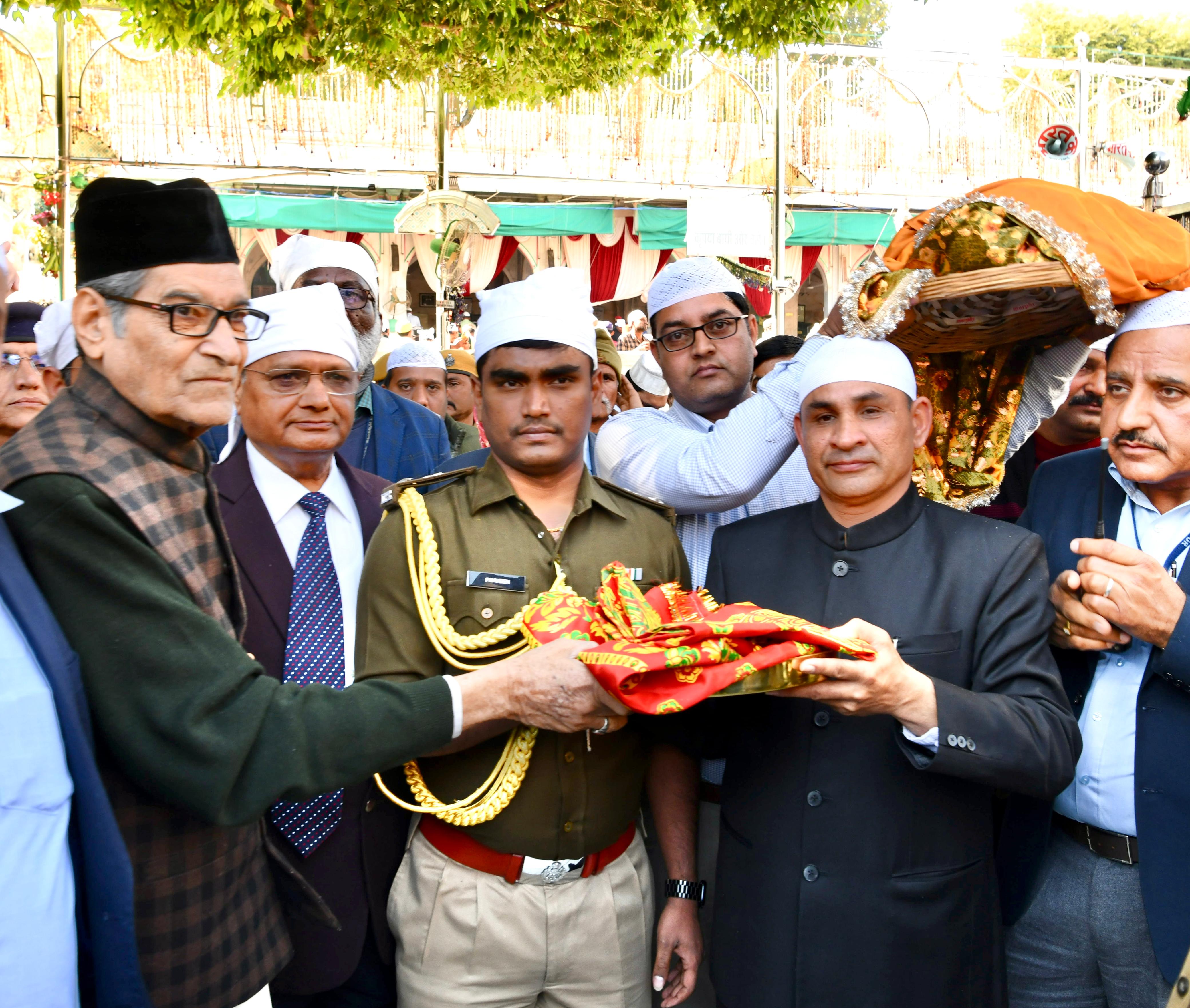 राज्यपाल की ओर से अजमेर में ख्वाजा साहब की दरगाह पर चादर पेश राज्यपाल की ओर से अजमेर में ख्वाजा साहब की दरगाह पर चादर पेश