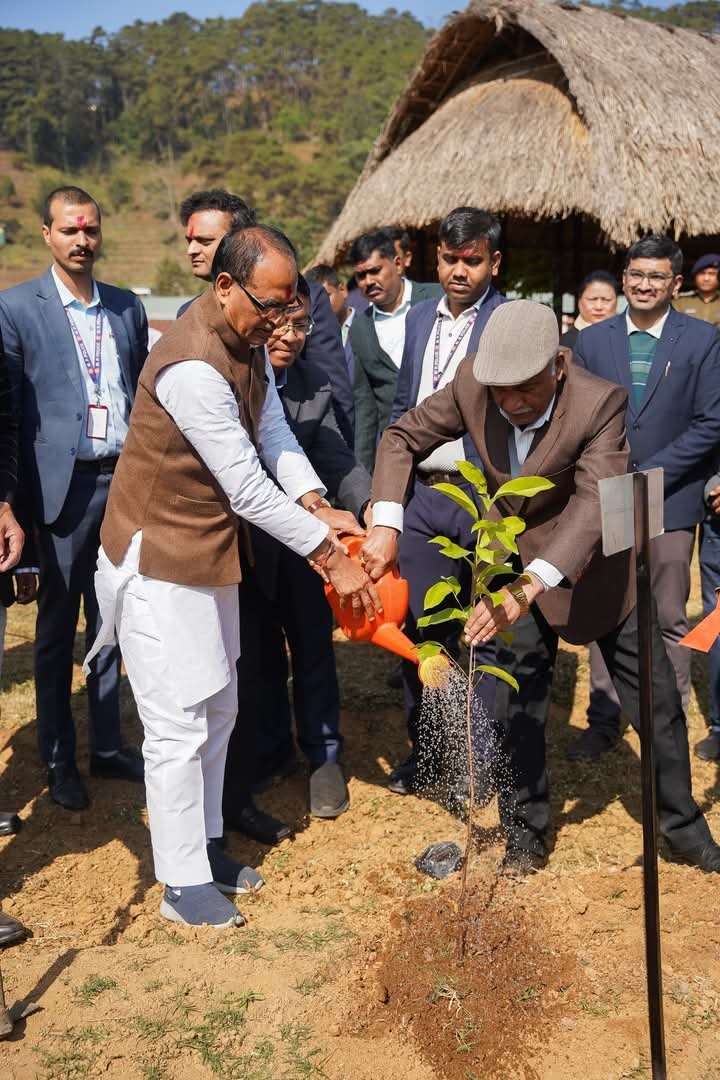 मेघालय के उमियाम में एक कार्यक्रम के दौरान कालेज परिसर में पौधा लगाते हुए केंद्रीय मंत्री शिवराज सिंह चौहान। मेघालय के उमियाम में एक कार्यक्रम के दौरान कालेज परिसर में पौधा लगाते हुए केंद्रीय मंत्री शिवराज सिंह चौहान।
