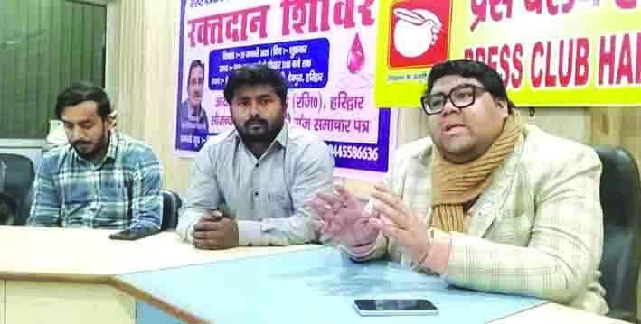 पत्रकारों से वार्ता करते हुए पत्रकारों से वार्ता करते हुए