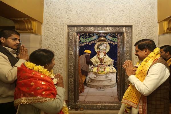 मुख्यमंत्री डॉ. मोहन यादव ने सपत्नीक श्रीकृष्ण जन्मभूमि मंदिर में भगवान श्रीकृष्ण के दर्शन किए। मुख्यमंत्री डॉ. मोहन यादव ने सपत्नीक श्रीकृष्ण जन्मभूमि मंदिर में भगवान श्रीकृष्ण के दर्शन किए।