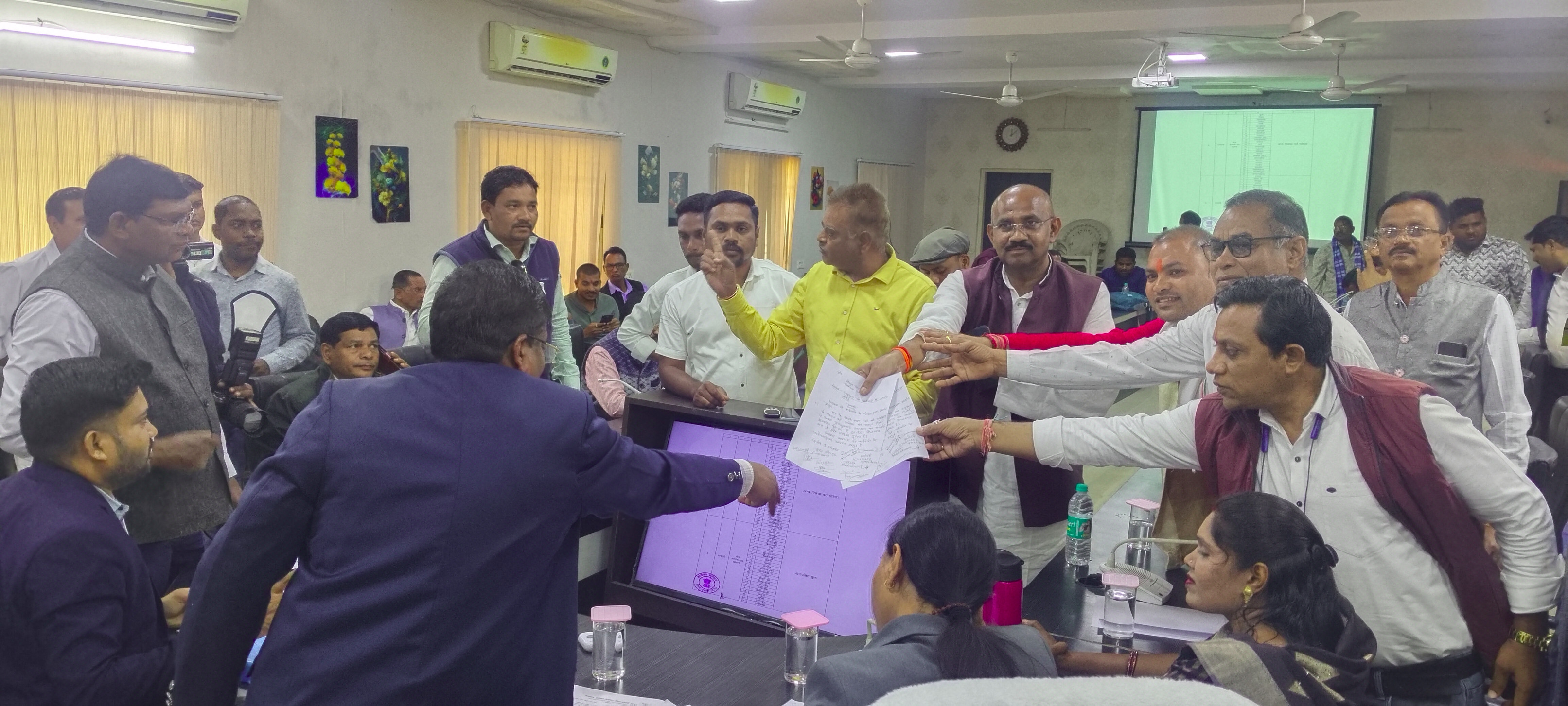 आरक्षण में ओबीसी वर्ग को महत्व नहीं दिये जाने पर आपत्ति दर्ज कराते हुए पिछड़ा वर्ग के नेता। आरक्षण में ओबीसी वर्ग को महत्व नहीं दिये जाने पर आपत्ति दर्ज कराते हुए पिछड़ा वर्ग के नेता।