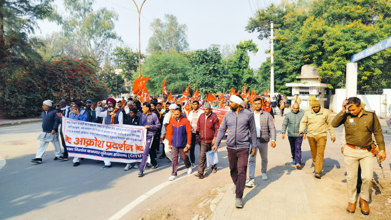 मांगों को लेकर प्रदर्शन करते हुए मजदूर। मांगों को लेकर प्रदर्शन करते हुए मजदूर।