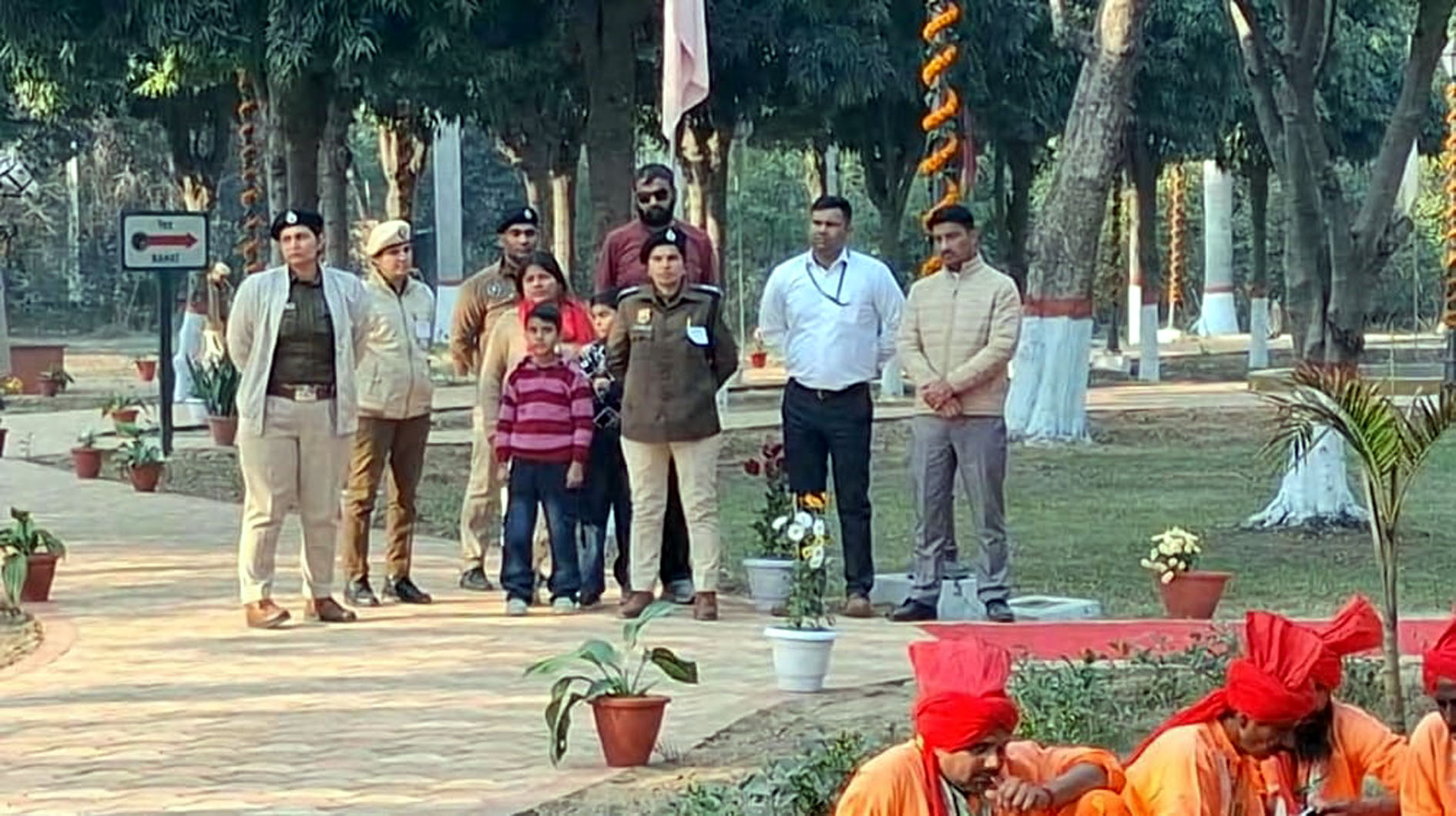मुख्यमंत्री से मिलने के लिए लाए गए युवती के मां, बाप व अन्य परिजन। मुख्यमंत्री से मिलने के लिए लाए गए युवती के मां, बाप व अन्य परिजन।