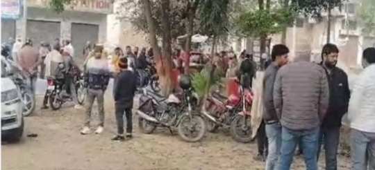गाँव में मौजूद भीड़ गाँव में मौजूद भीड़