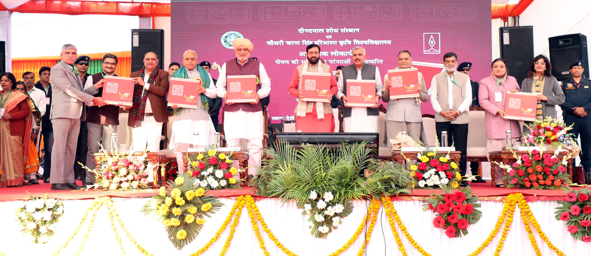 कार्यशाला में पुस्तक का विमोचन करते हुए मुख्यमंत्री नायब सिंह सैनी व अन्य अतिथि। कार्यशाला में पुस्तक का विमोचन करते हुए मुख्यमंत्री नायब सिंह सैनी व अन्य अतिथि।