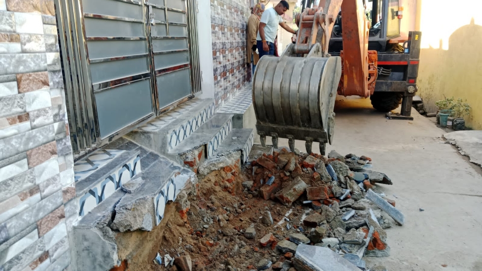 रोड में बनी सीढ़ियों को बुलडोजर से तोड़कर अतिक्रमण हटाते हुए। रोड में बनी सीढ़ियों को बुलडोजर से तोड़कर अतिक्रमण हटाते हुए।