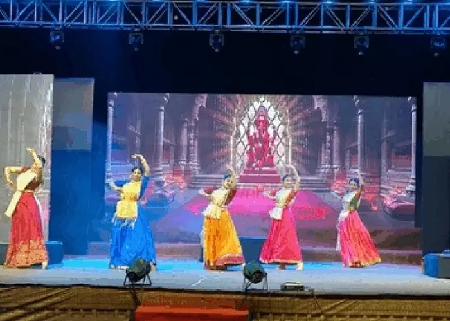 नाट्य प्रस्तुति देते कलाकार नाट्य प्रस्तुति देते कलाकार